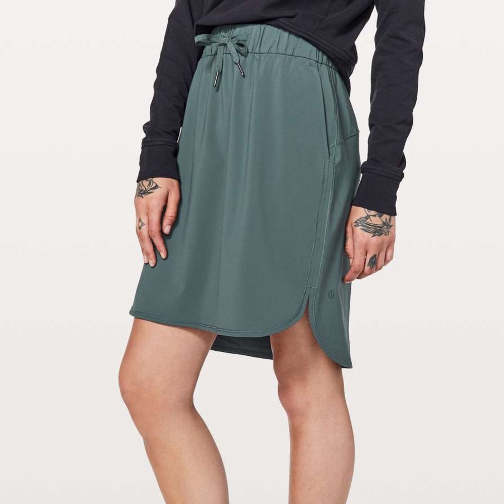 Lululemon on the fly skirt, gravity size 2